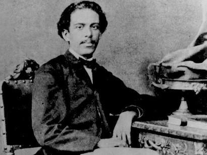 Machado de Assis escreve com muita ironia e humor, porém com uma carga intensa de reflexão e crítica ácida em suas raízes