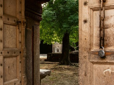 Il rumore di una maniglia che si abbassa può cambiare una vita molto più di mille parole