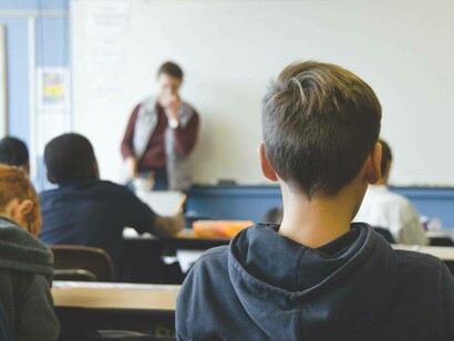 Bambini che ascoltano una lezione in classe: la libertà dei media e il loro pluralismo sono rispettati