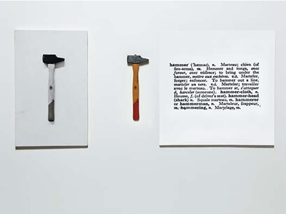 Joseph Kosuth, One and three hammers. Mais alors, si le langage, si la philosophie, remplacent l’art, que reste-t-il à voir ?