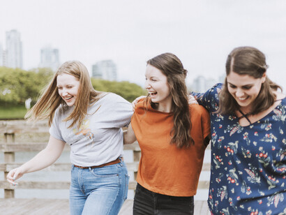 Para volver a los principios universales es necesario la interacción de la mente humana con la realidad, en esta interacción se va depurando las ideas falsas