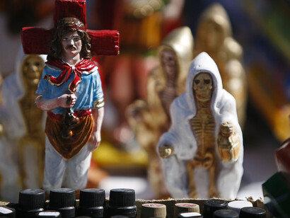 Ese fue el mismo instante en que se enamoró, a veces el amor adviene en un segundo de elevación, pareciera que las almas atraviesan una especie de conjunción. Gauchito Gil (izquierda) San La Muerte (derecha) dos santos populares en exhibición en Argentina