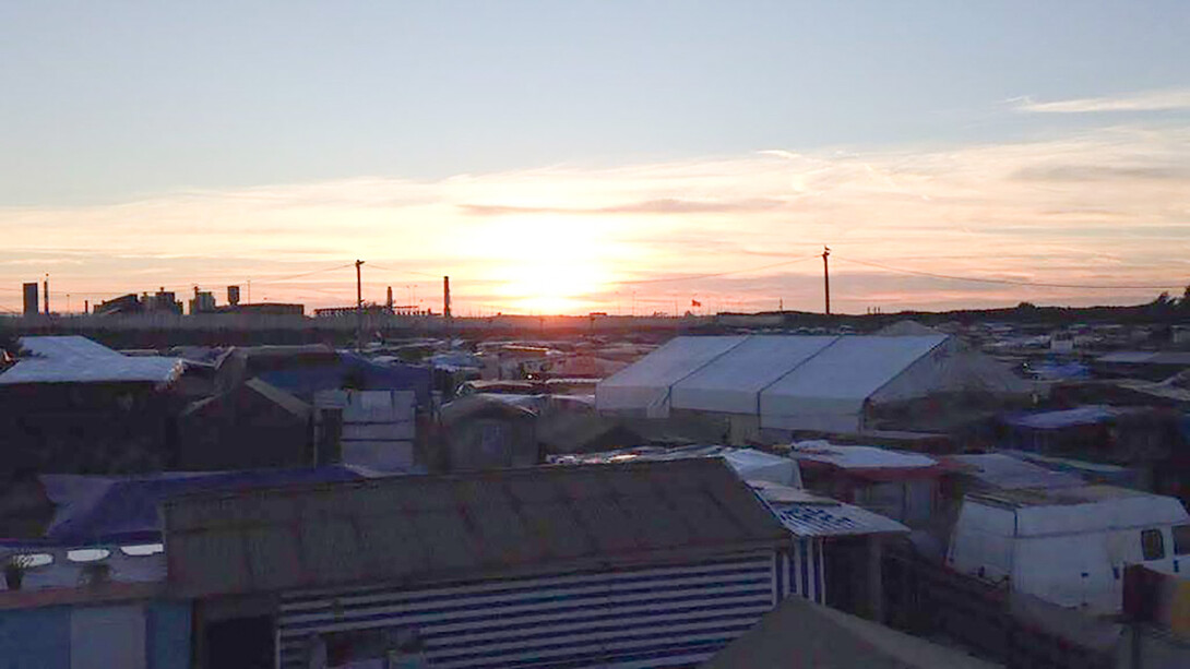 La Jungle à Calais. La paix a été oubliée sur un chemin lointain, tandis que nous cherchons un carré de terre pour construire un endroit 