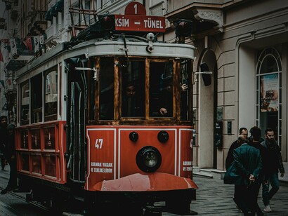 Lisboa, Portugal. Quando finalmente cheguei a Lisboa, já era noite. A cidade me recebeu com um vento leve e o som distante dos elétricos descendo as ladeiras