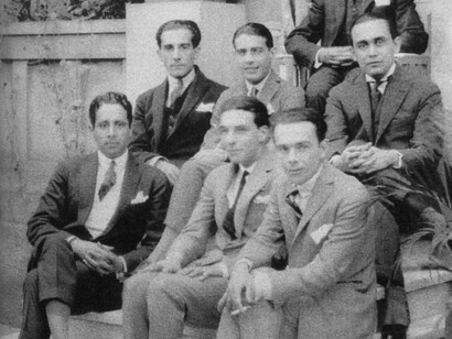 Mario de Andrade, Rubens Borba de Moraes e outros modernistas em 1922. A nova capital, fundada há apenas 26 anos, procurava exalar uma imagem de modernidade e, para isso, foi construída à semelhança das metrópoles europeias. Não era o que os modernistas vieram buscar em Minas Gerais!