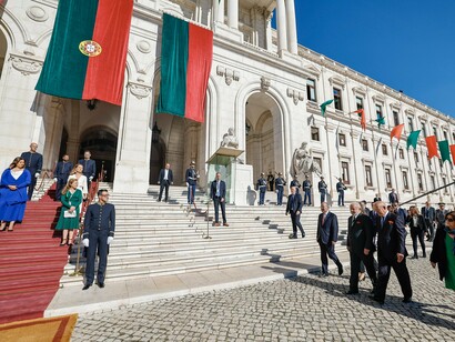 Sessão Solene de Boas-Vindas ao Presidente do Brasil, Luiz Inácio Lula da Silva, por ocasião da Visita de Estado a Portugal, 2023. Como já dizia Júlio César, “Há, nos confins da Ibéria, um povo que não se governa nem se deixa governar.” Uma política de constante improvisação e de soluções temporárias não é capaz de gerar a confiança que as democracias modernas exigem