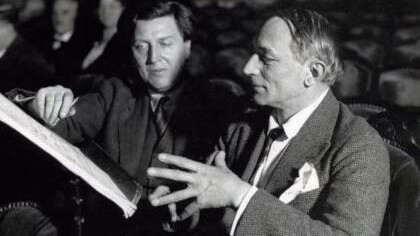 Il compositore Alban Berg (1885-1935) (a sinistra) studia la partitura della sua opera “Wozzeck” con il direttore d'orchestra Corneille de Thoran, Bruxelles, 1932