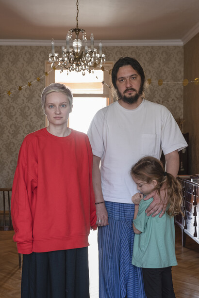 Frank Gaudlitz, Natalia P., 36, and Sergej K., 36, with his daughter Waria, 8, from Moscow, Russia. Tbilisi, Georgia, 4/2023. Mit freundlicher genehmigung des Museums Europäischer Kulturen