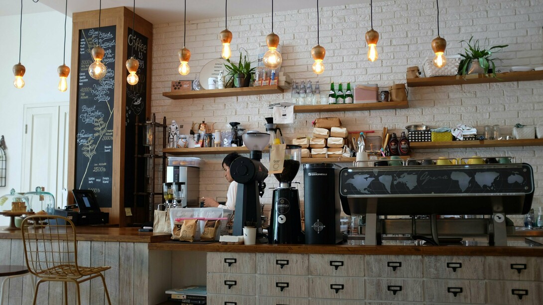 Un magnifique café bien équipé avec une machine à expresso très fonctionnelle, un moulin à café avec un éclairage suffisant, ce qui en fait un espace confortable