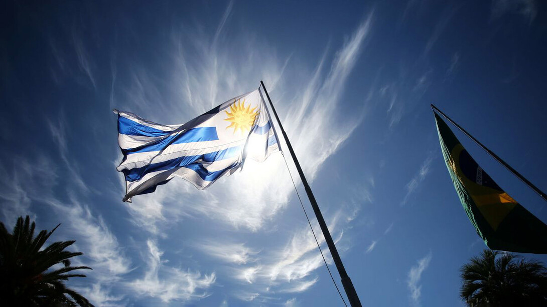 Bandera de Uruguay en lo mas alto de un asta