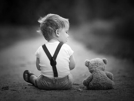 Niño solitario con juguete de peluche