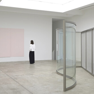Ettore Spalletti and Dan Graham, exhibition view. Courtesy of Galerie Marian Goodman