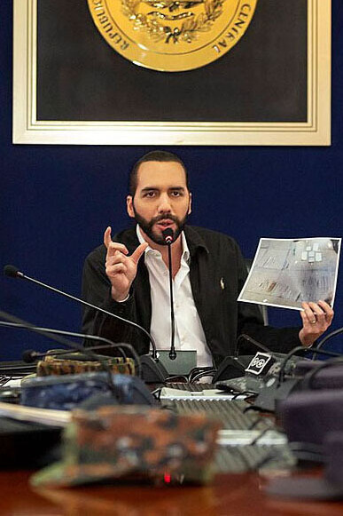 Der Staatschef von El Salvador Nayib Bukele regiert seit 2019 und gilt als Vorbild für die derzeitigen Präsidenten Javier Milei und José A. Kast. Bild: Nayib Bukele Präsident von El Salvador im Jahr 2019