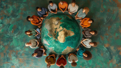 Pessoas de várias etnias de mãos dadas, representando a unidade e diversidade da humanidade. ara Stuart Hall, o multiculturalismo é “substantivo que se refere a estratégias e políticas para administrar a diversidade cultural em sociedades multiculturais". Ele também define o termo "multicultural" como um qualificativo que se refere a características sociais e problemas de governabilidade