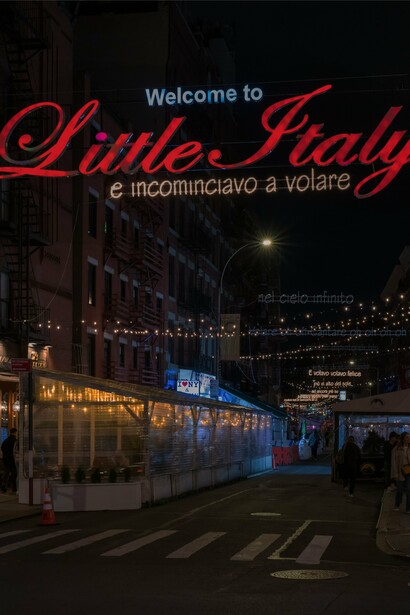 Little Italy, New York, Stati Uniti d'America. Nel primo ventennio del ‘900 lo chef emiliano Ettore Boiardi ed i suoi spaghetti and meatballs diventano così famosi ed apprezzati al punto da spingerlo a fondare nel 1928 lo Chef Boyardee