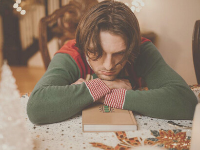 Hombre deprimido durante las fiestas decembrinas
