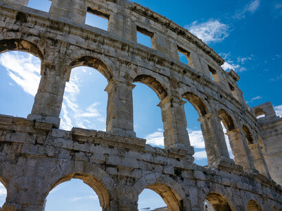 Colosseo, Roma, Italia. Si vedono poi alcune scene dell’interno del Colosseo dove è interessante notare come ci siano delle donne in mezzo agli uomini, cosa che non avremmo mai visto all’interno di questo anfiteatro dal momento che le donne dovevano obbligatoriamente sedersi all’ultimo livello, quello più in alto e più lontano dall’arena, insieme ai plebei e agli schiavi
