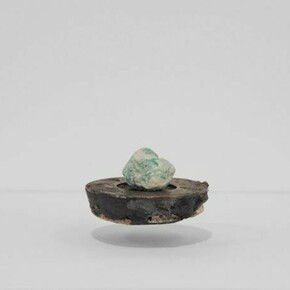 Nina Canell, Unanswered Elemental Thoughts, 2010, chewing-gum, electromagnetic device, shelf, Collection Museum Moderner Kunst (MUMOK), Vienna