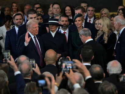 Donald Trump presta giuramento in occasione dell'insediamento presidenziale tenutosi nella Rotonda del Campidoglio degli Stati Uniti a Washington