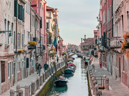 Au XVIIIème siècle, il est de bon ton pour un jeune homme bien né de parfaire son éducation par un voyage en Europe où l’Italie est le morceau de choix et Venise une des étapes obligatoires
