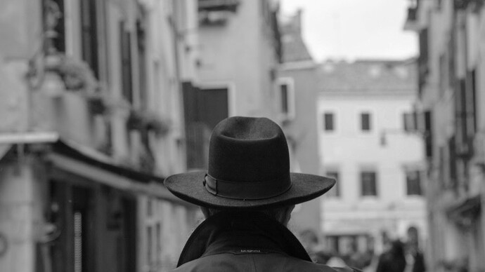  Ferdinando Scianna, Il sapore visivo della tradizione nell’immagine di un uomo che attraversa il Ghetto © Ferdinando Scianna / Magnum Photos. Courtesy of Casa dei Tre Oci 