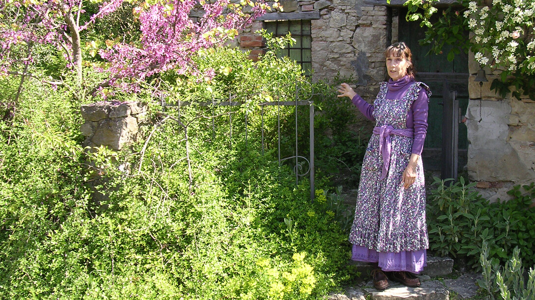 Gabriella Buccioli nel suo Bosco-giardino al Casoncello