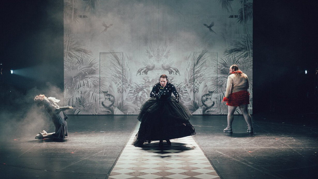 Bunbury. Ernst sein is everything! Courtesy of the Deutsches Theater