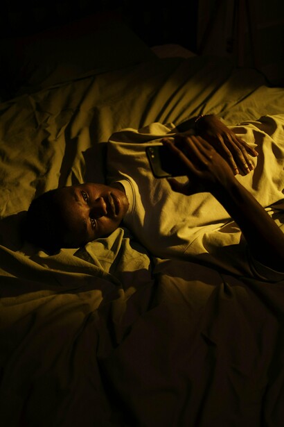 Essa sensação nem sempre aparece de forma intensa logo no início. Muitas vezes, ela começa de maneira sutil. Um desinteresse leve, uma dificuldade maior para se animar, uma sensação de que tudo exige mais esforço do que antes. Aos poucos, aquilo que era natural vai ficando pesado. E o que antes trazia prazer passa a ser apenas mais uma tarefa a cumprir