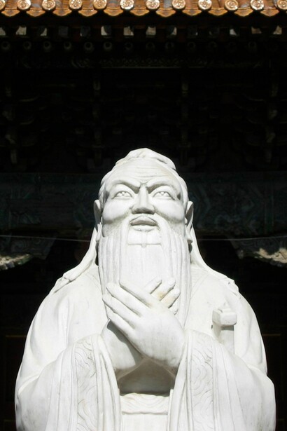 Estatua de Confucio (Kongzi) en el Templo de Confucio en Pekín, China