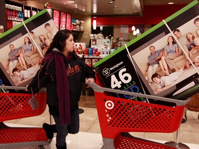 Fila de clientes cargados de grandes electrodomésticos