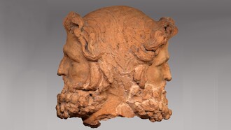 Testa di giano bifronte, dal deposito votivo di porta nord a vulci, 310-1 a.C. circa, Museo nazionale etrusco di Villa Giulia. Nel 46 a.C., Giulio Cesare riformò il calendario e fissò il 1° gennaio come l'inizio dell'anno, dedicandolo al dio romano Giano, simbolo di nuovi inizi