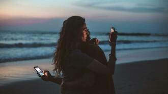 Casal se abraça enquanto checa as redes sociais. A dor do outro, a impotência, o sentimento de injustiça, a revolta pela humilhação alheia o desprezo pela terra, tudo isso e mais uma gama de assuntos, sempre estiveram por aí de alguma forma acontecendo, a questão é a permissão que hoje nos impomos a tais notícias breves, imediatas, superficiais e amedrontadoras