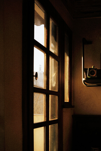 Una ventana deja entrar la luz en un atelier