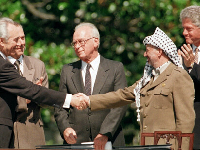 Simon Peres, Isaac Rabin,  Yasser Arafat y Bill Clinton durante los Acuerdos de Oslo, 13 de septiembre de 1993