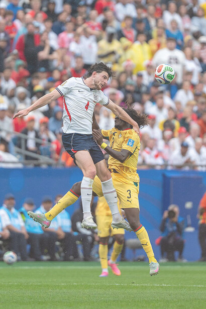 Der junge Spieler Declan Rice erlebte im Halbfinale der WM 2026 (1:2) gegen Argentinien zum ersten Mal den Jagger-Fluch. Bild: Declan Rice, während der WM-2026