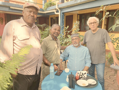 El cineasta Rodrigo Gonçalves junto a colegas mozambiqueños en Maputo, Mozambique