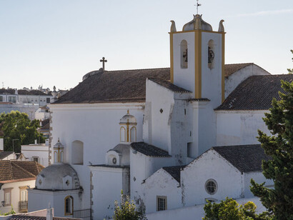 Los vecinos de Tavira tienen tiempo para pararse y charlar contigo. Igreja de Santiago, Tavira centro, Algarve, Portugal