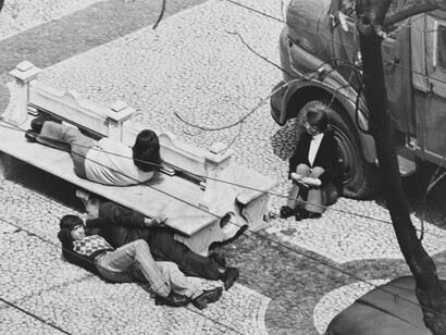 A Revolução dos Cravos: populares procuram abrigo no Largo do Carmo. Foto de Alfredo Cunha
