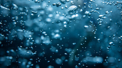 Come in tutti i sistemi complessi, l’acqua si situa tra l’ordine e il caos, tra la condizione di regole chiare e di dimensioni ortogonali tipica del ghiaccio e la condizione instabile, disordinata, confusa che è propria del vapore