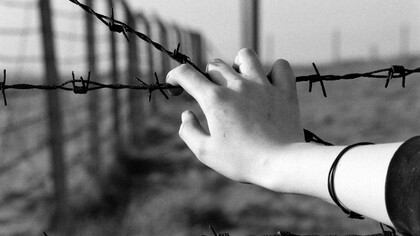 Río, lloro y canto mucho y todo pierde el sentido si pienso en que al final nunca nada es para tanto y que estamos destinados a vivir para siempre muriendo