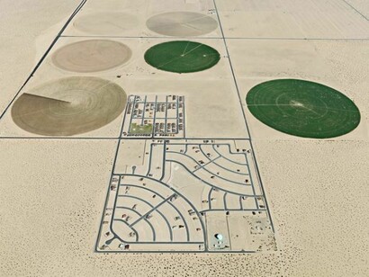 Edwaed Burtynsky, Pivot Irrigation Suburb, South of Yuma, Arizona, USA, 2011 © Edward Burtynsky, courtesy of Flowers London