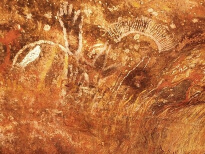 Questo luogo sacro ha un profondo significato spirituale per le popolazioni aborigene Anangu, che lo venerano da migliaia di anni come parte della loro cultura e tradizione. Pitture ruprestri sul monolito Urulu, Territorio del Nord, Australia
