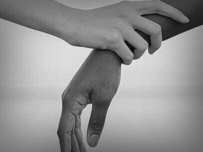 Mãos dadas. A mão dela na minha cintura. “Chega mais perto pra não se molhar”