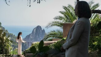 'Parthenope' di Paolo Sorrentino, scena tratta dal film. Emozione e nostalgia, la pellicola unisce momenti estremamente vivaci e altri dai toni malinconici e angosciati. Sorrentino riflette sull'età che avanza paragonata a una giovinezza perfetta