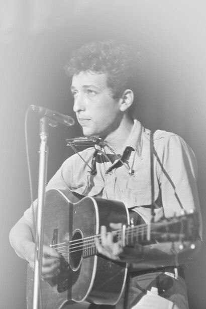 Bob Dylan. «Nello specchio rotto dell'innocenza su ogni volto dimenticato/Sento i passi antichi come il movimento del mare»  