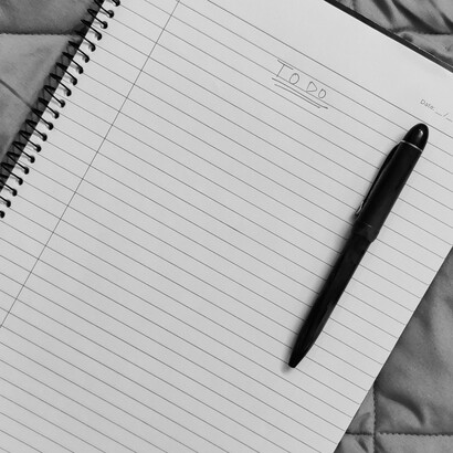 La pregunta por la felicidad obliga a revisar cuánto de nuestra vida está guiado por el «deber ser» y cuánto por los deseos y necesidades más auténticos