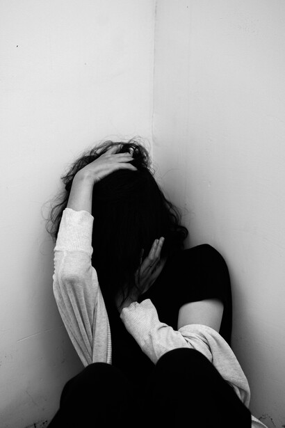 En muchos casos, la ansiedad se manifiesta como pensamientos anticipatorios, sobreanálisis constante y una sensación persistente de no ser suficiente