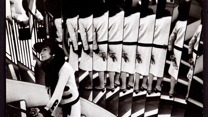 Chanel sulla scala a specchi di Rue Cambon 31, foto Cecile Beaton 