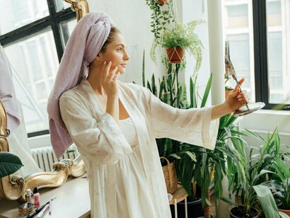 Mulher se observa calmamente no espelho. Após o desjejum, é hora da escrita terapêutica, momento em que escrevo livremente em um caderno cheio de colantes coloridos os meus sentimentos e pensamentos mais profundos sobre o presente, o passado e o futuro. Trata-se de um exercício de introspecção que ajuda a lidar com questões pessoais e emocionais. Alguns ensaios de escrita terapêutica acabam se transformando em publicações em colunas ou blogs de saúde mental e psicologia. O objetivo das postagens é lançar luz sobre algumas patologias da mente e, principalmente, quebrar o estigma em torno da saúde mental