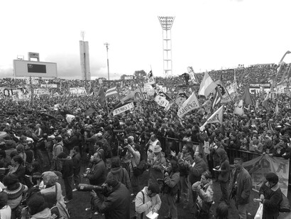 Manifestantes arriban a la III Cumbre de los Pueblos, realizada en el Estadio Mundialista de Mar del Plata
